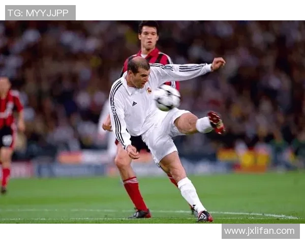 足球背后故事丰富的球星盘点他们的家庭、成长与成就